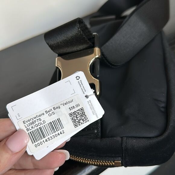 New w/tags Lululemon everywhere belt bag, black velour soft luxurious gift - Picture 4 of 7